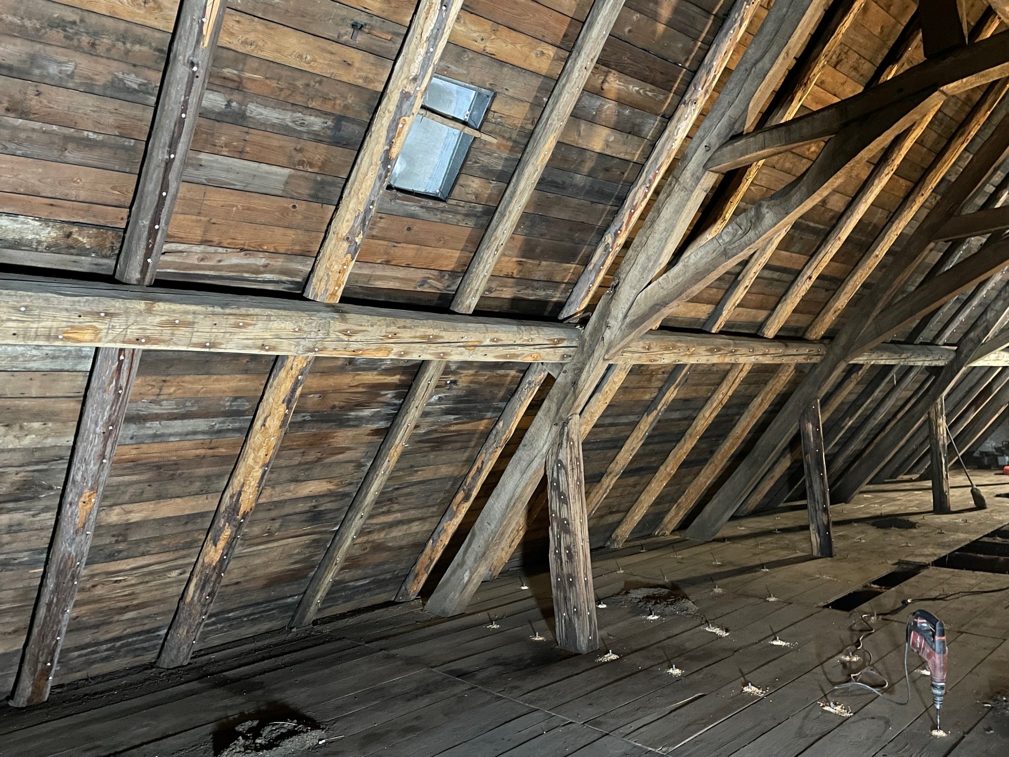 rénovation maison Moselle Sarreguemines - isolation combles Moselle Forbach - travaux toiture Moselle Thionville - couverture toiture zinc Moselle Metz - traitement humidité bâtiment Moselle Sarreguemines - étanchéité toiture Moselle Forbach - pose Velux Moselle Thionville - traitement charpente Moselle Metz - traitement façade et ravalement Moselle Sarreguemines - gouttières zinguerie Moselle Forbach - réparation toiture dégâts infiltration Moselle Thionville - démoussage toiture Moselle Metz - artisan rénovation local Moselle Sarreguemines - avis clients rénovation Moselle Forbach - chantier rénovation avant-après Moselle Thionville - devis rénovation maison Moselle Metz - expert rénovation thermique Moselle Sarreguemines - isolation laine soufflée Moselle Forbach - étanchéité membrane toiture Moselle Thionville